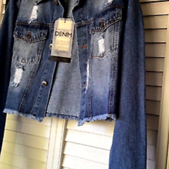 Love Tree Size M Distressed Cropped Blue Jean Jacket NWT - Picture 4 of 6